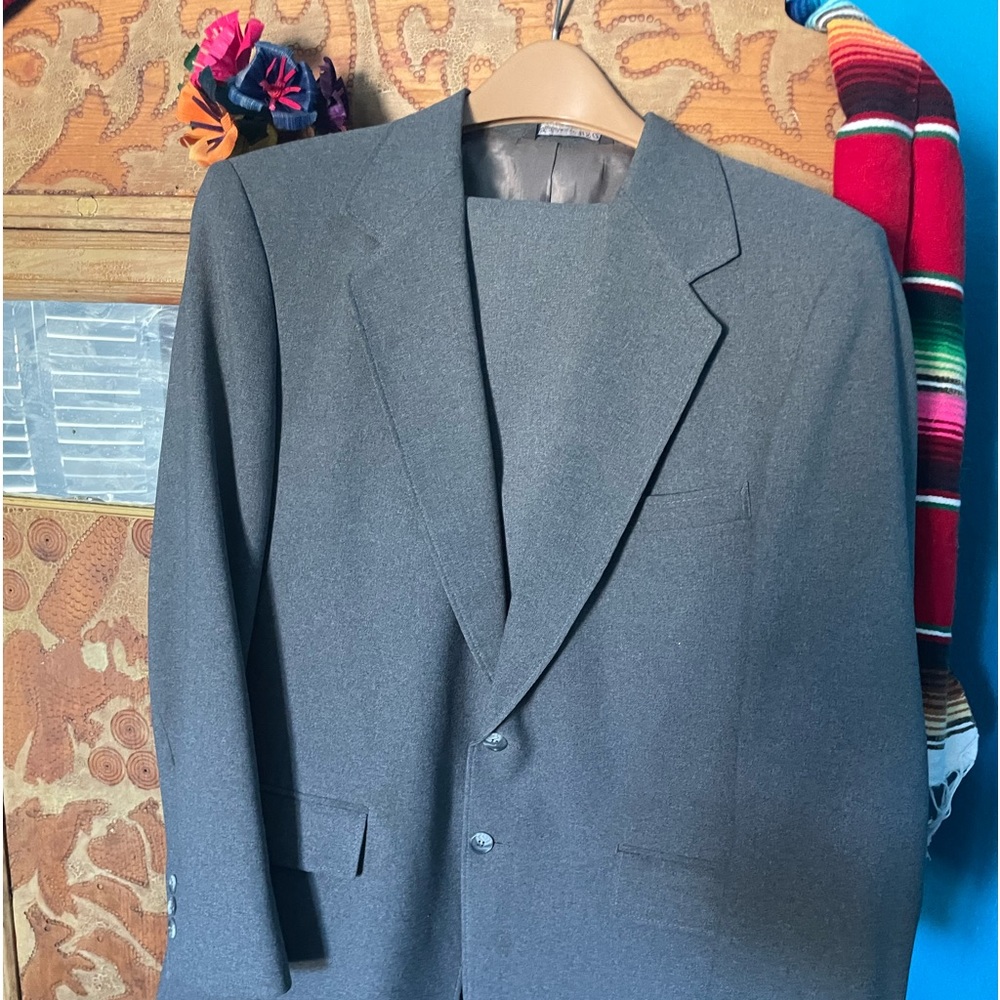 Gray Sports coat size 42 S with pants. FREE TIE with coat!!